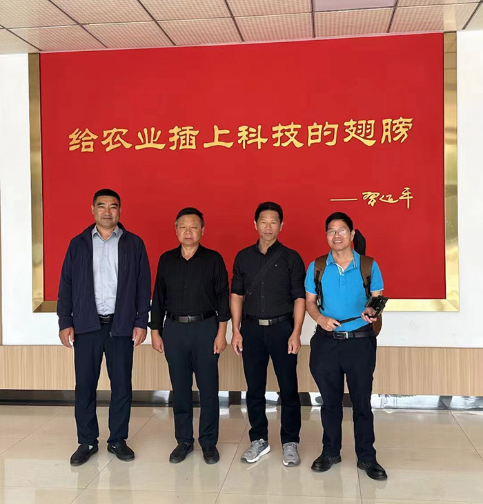廣東省普寧市農(nóng)科所馮順洪所長、國家甘薯產(chǎn)業(yè)技術體系濟寧綜合實驗站黃成星站長來金藤公司指導